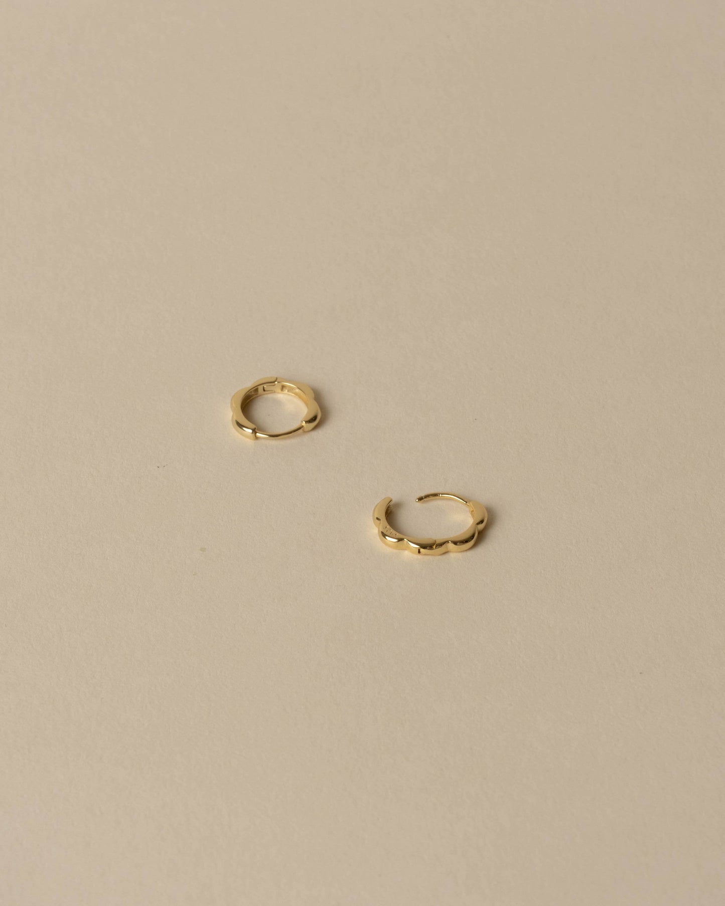 Ali Scalloped Huggie Hoops Gold