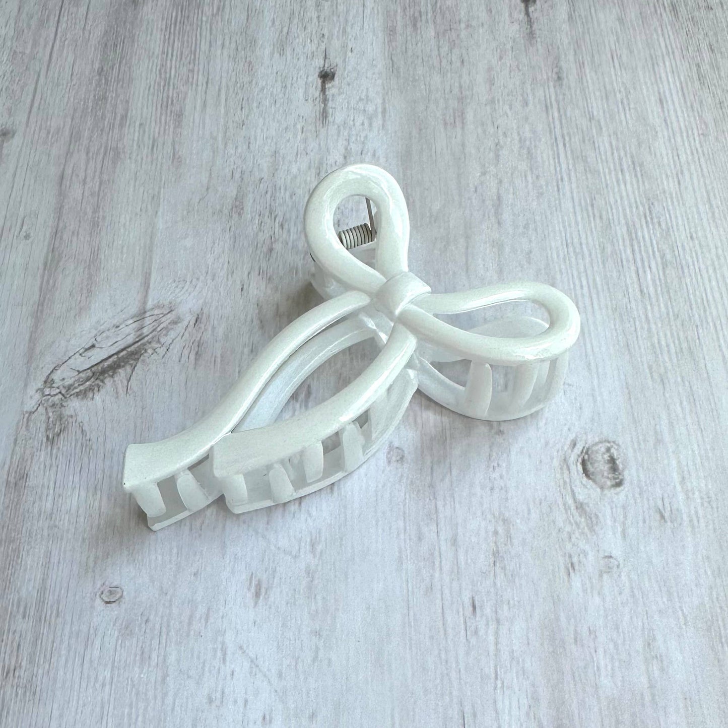 Bow Jaw Clip in Glossy White