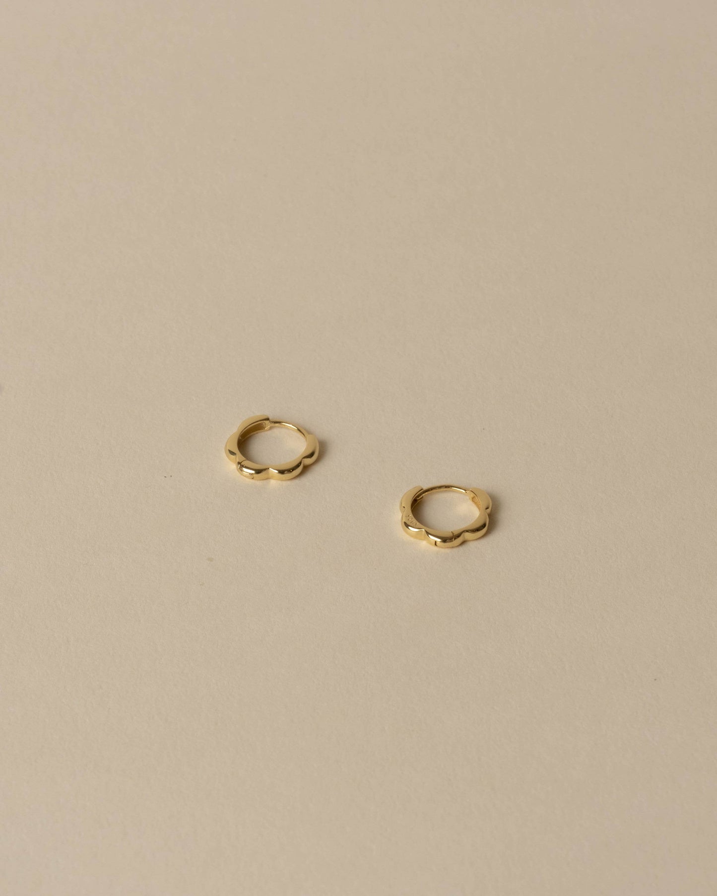 Ali Scalloped Huggie Hoops Gold