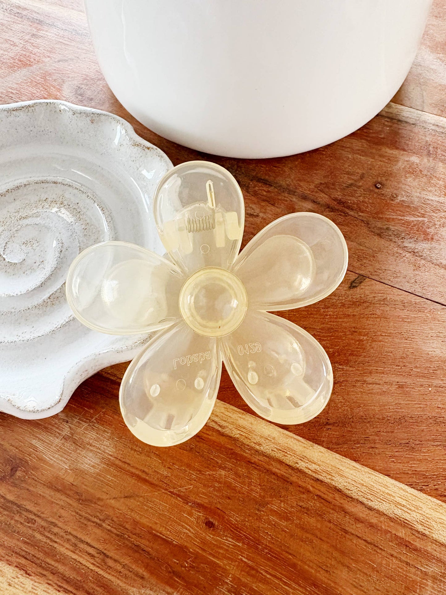 Flower Claw Clip Cream
