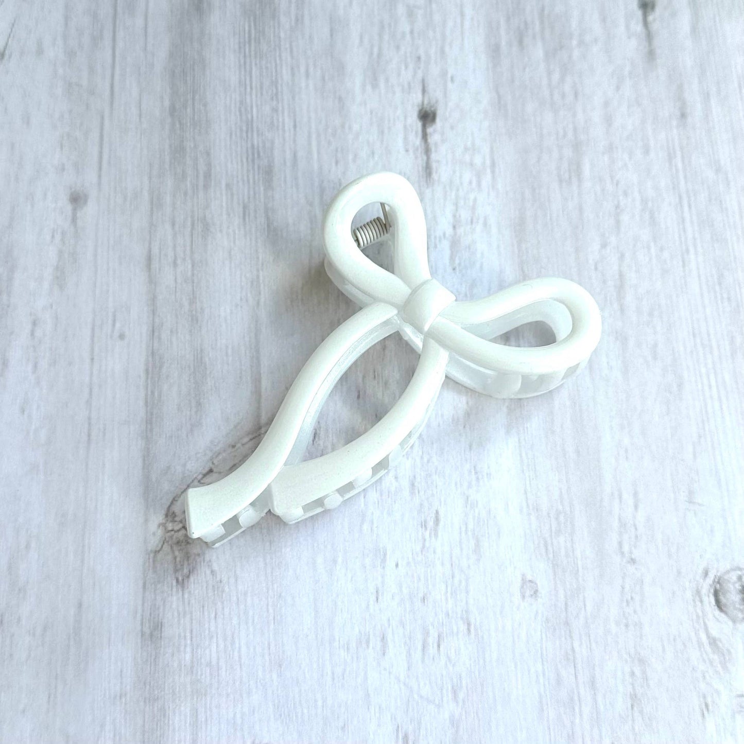 Bow Jaw Clip in Glossy White
