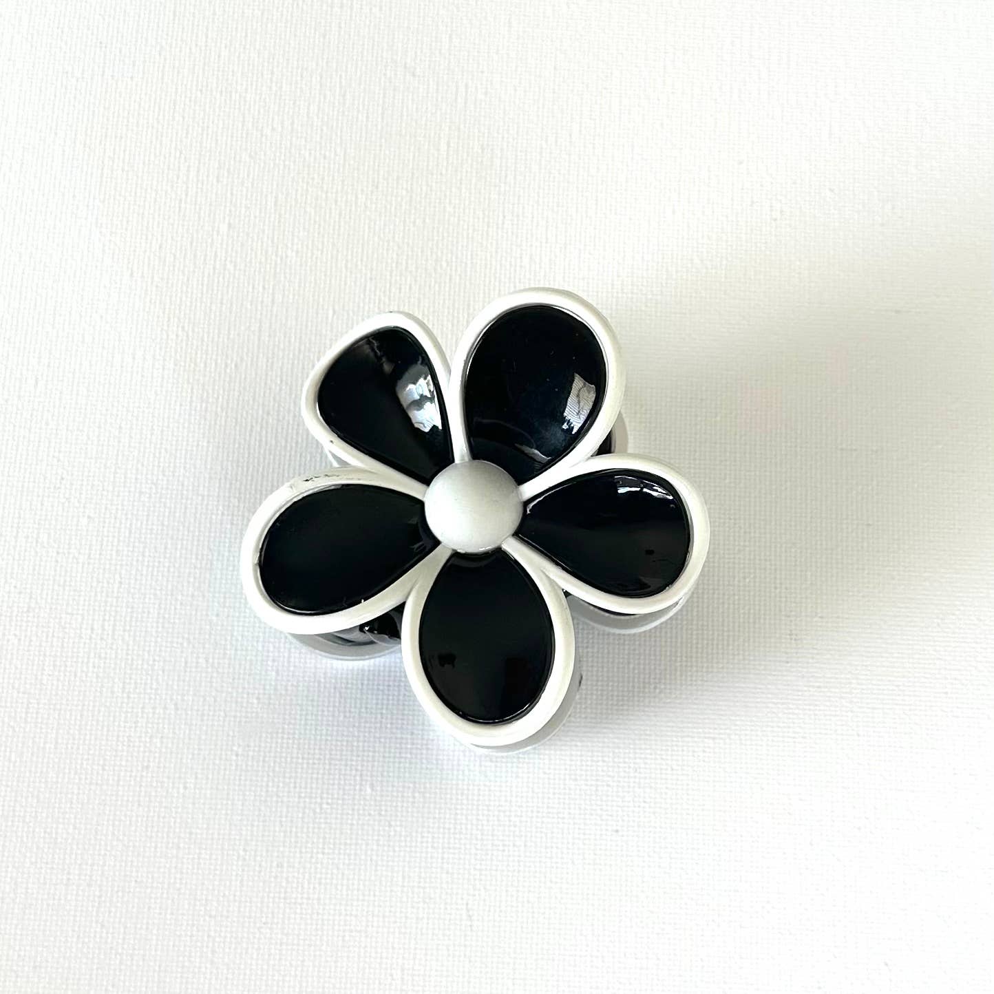 Flower Hair Claw Black and White